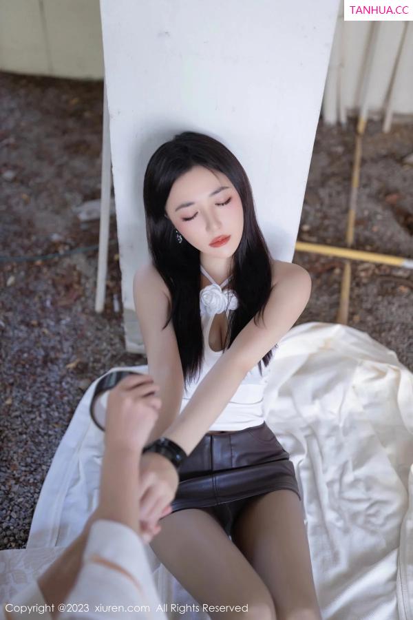 鱼子酱fish  [XiuRen]高清写真图 2023.12.29 No.7888 鱼子酱Fish 短裙美腿第16张图片